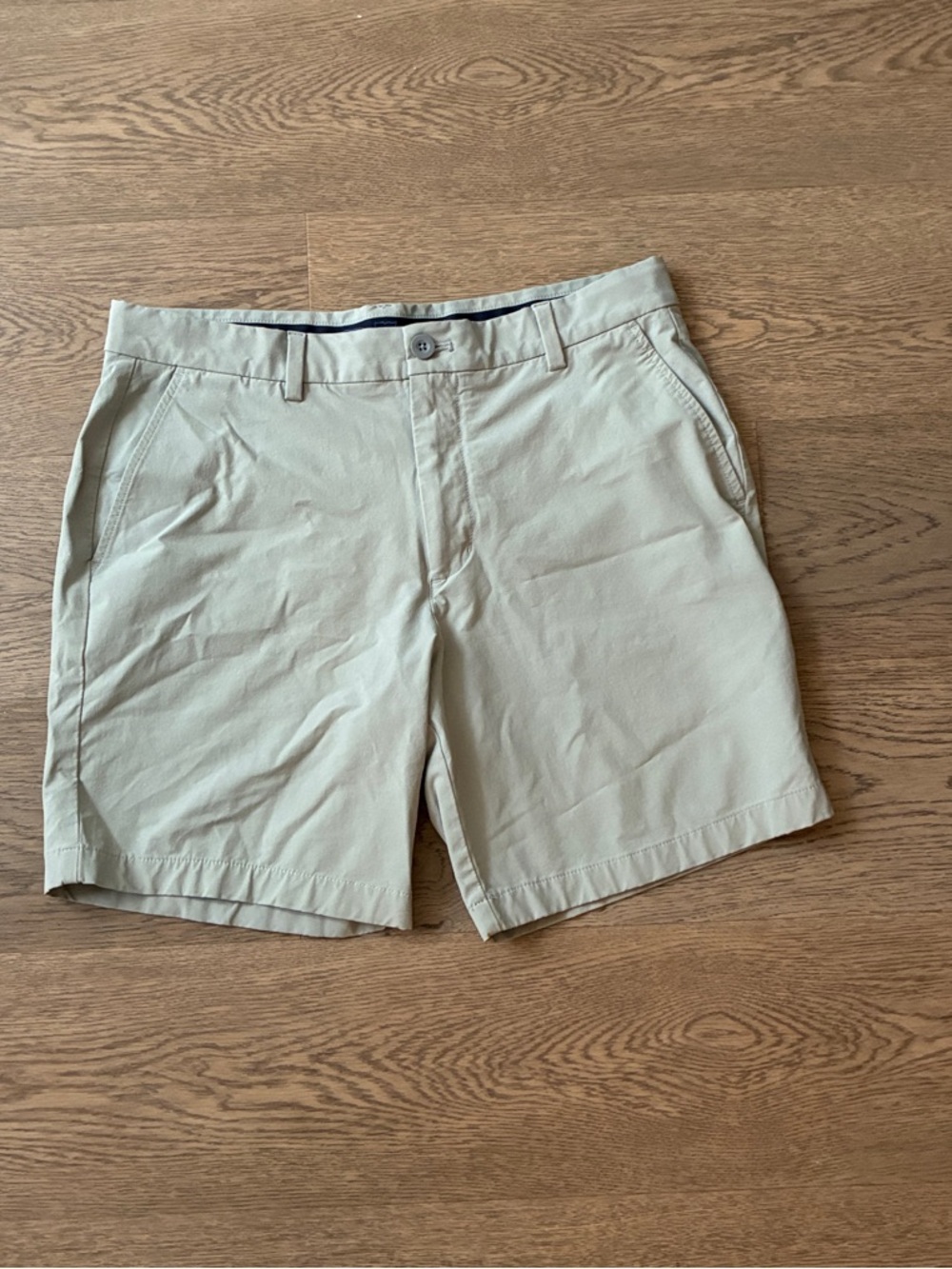 Vineyard Vines Men's Flat-Front Shorts in Light Gray